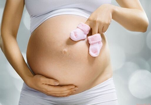 Seorang wanita hamil memberikan papilloma kepada bayinya